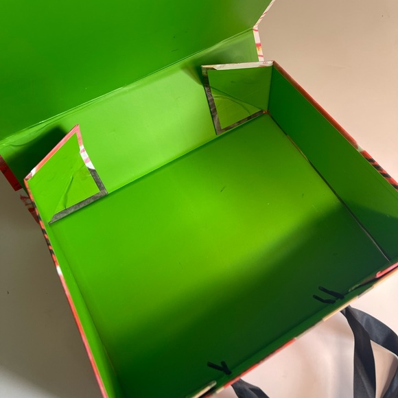 New Gucci flower Gift Box 30cm x 22cm x 10.5cm - Picture 5 of 9